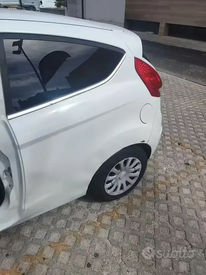 Second-hand Ford Fiesta Titanium 82 CP (60 kW) 2012 Alb Berlinǎ