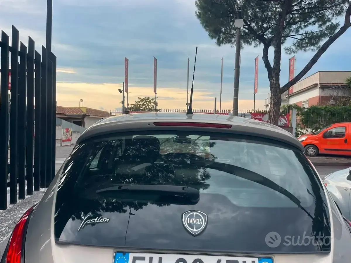 Usata Lancia Ypsilon Gold 75 CV (55 kW) 2012 Marrone Utilitaria
