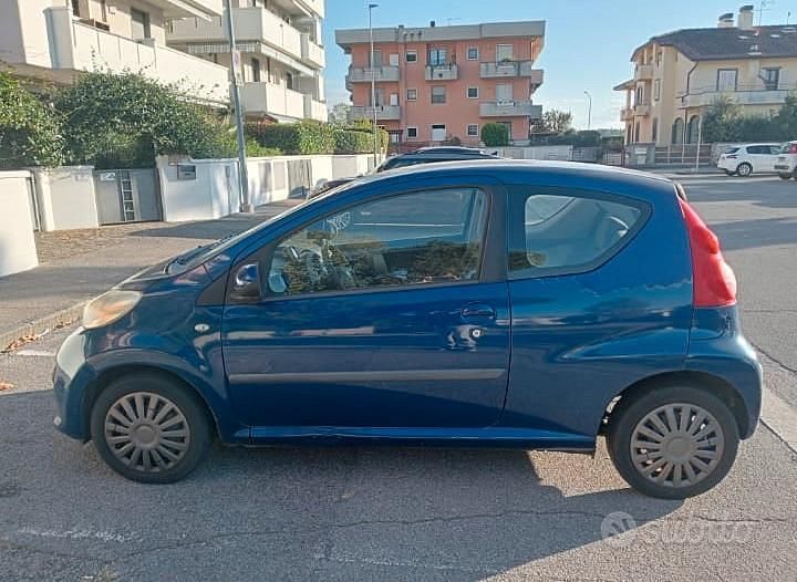 Blu Usata 2005 Peugeot 107 Due volumi | 3000 € (Buon prezzo) - Immagine 1/4