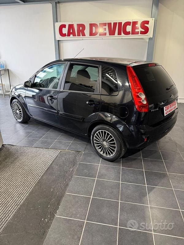 Usado Ford Fiesta 68 HP (50 kW) 2007 Preto Citadino