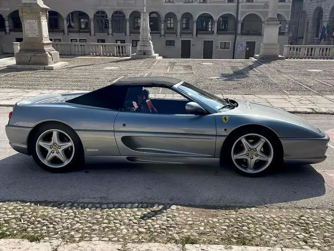 Usata Ferrari F355 379 CV (278 kW) 1998 Grigio Cabrio