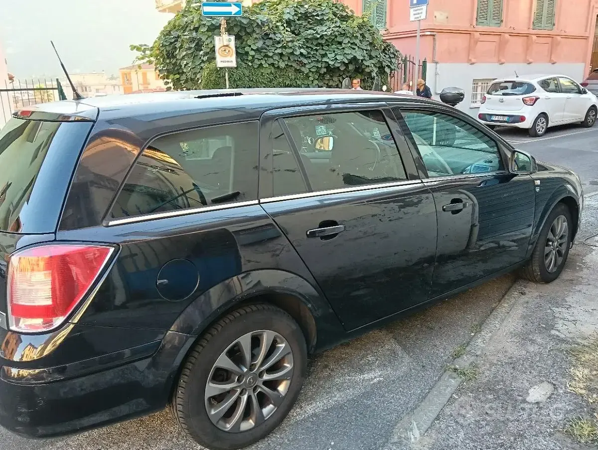 Usata Opel Astra 115 CV (84 kW) 2010 Nero Station wagon