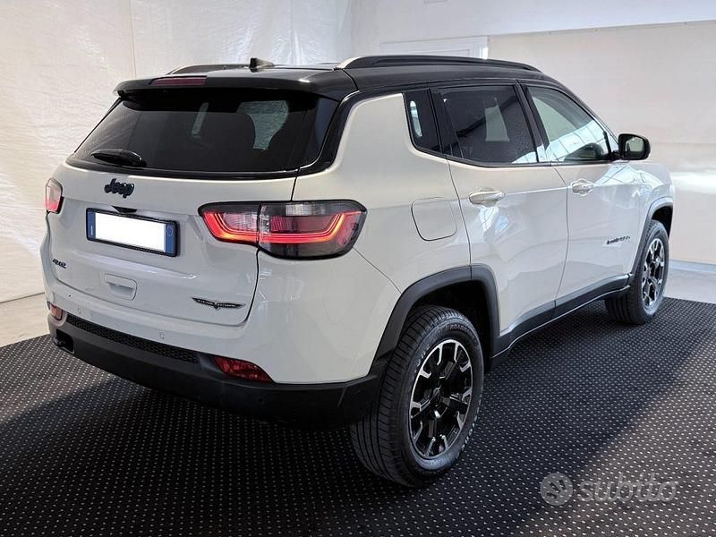 Usata Jeep Compass Trailhawk 240 CV (176 kW) 2023 Bianco metallizzato SUV