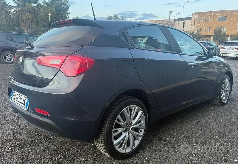 Begagnad Alfa Romeo Giulietta Super 120 HK (88 kW) 2018 Blå Halvkombi
