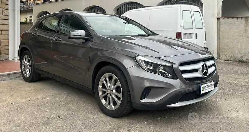 Usata Mercedes GLA180 109 CV (80 kW) 2015 Grigio SUV