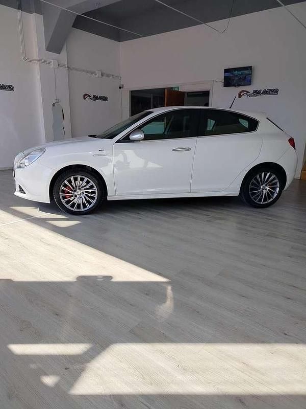 Usata Alfa Romeo Giulietta Distinctive 140 CV (102 kW) 2011 Bianco Utilitaria
