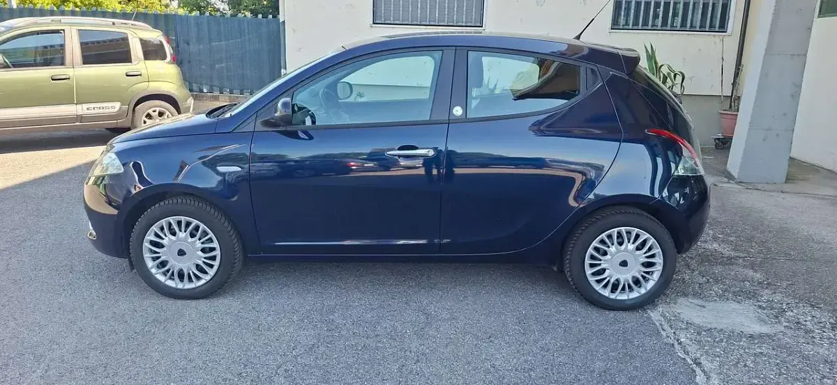 Usata Lancia Ypsilon Gold 69 CV (50 kW) 2016 Blu/azzurro Utilitaria