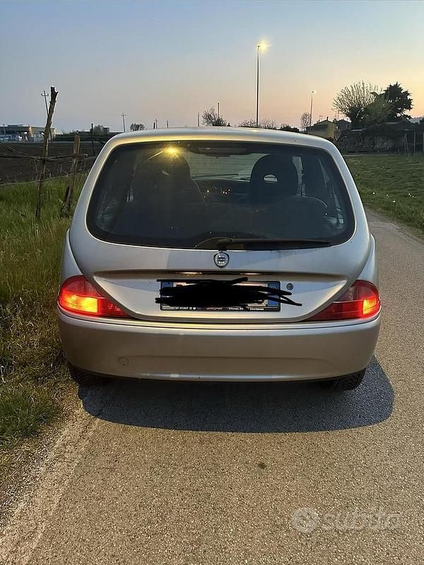 Usata Lancia Ypsilon 60 CV (44 kW) 2001 Grigio Utilitaria