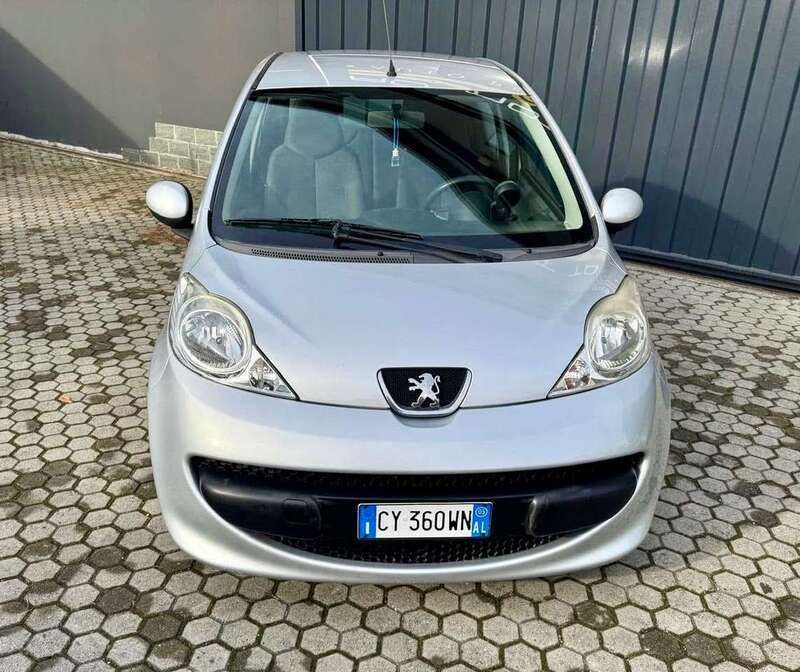 Usata Peugeot 107 68 CV (50 kW) 2005 Argento Utilitaria