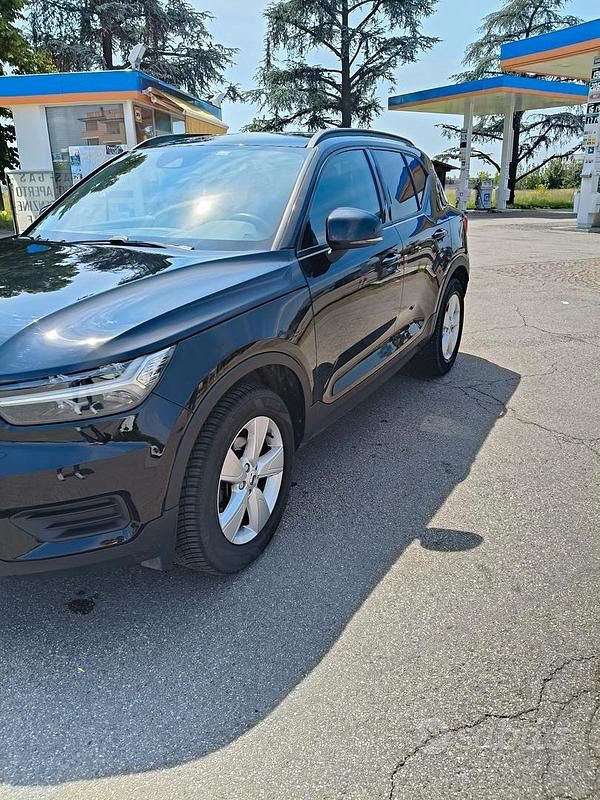 Usata Volvo XC40 Momentum 129 CV (94 kW) 2020 Nero SUV