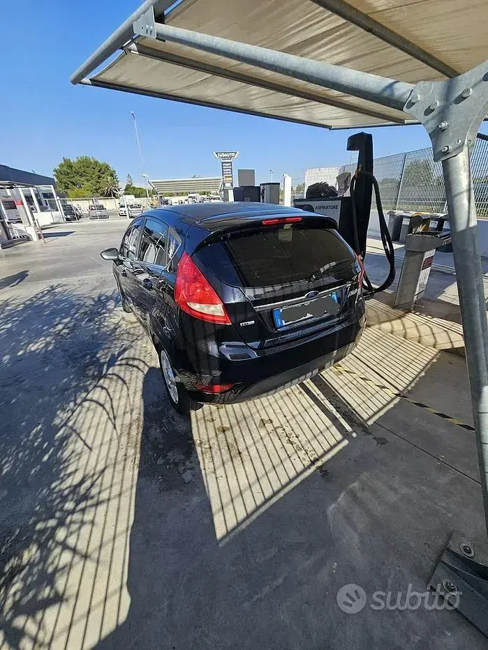 Usata Ford Fiesta 68 CV (50 kW) 2010 Nero Berlina