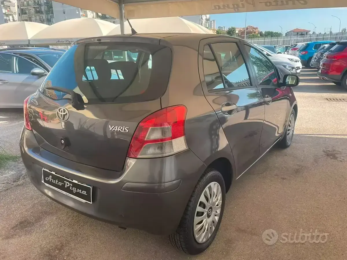 Usata Toyota Yaris Sol 90 CV (66 kW) 2011 Grigio Utilitaria