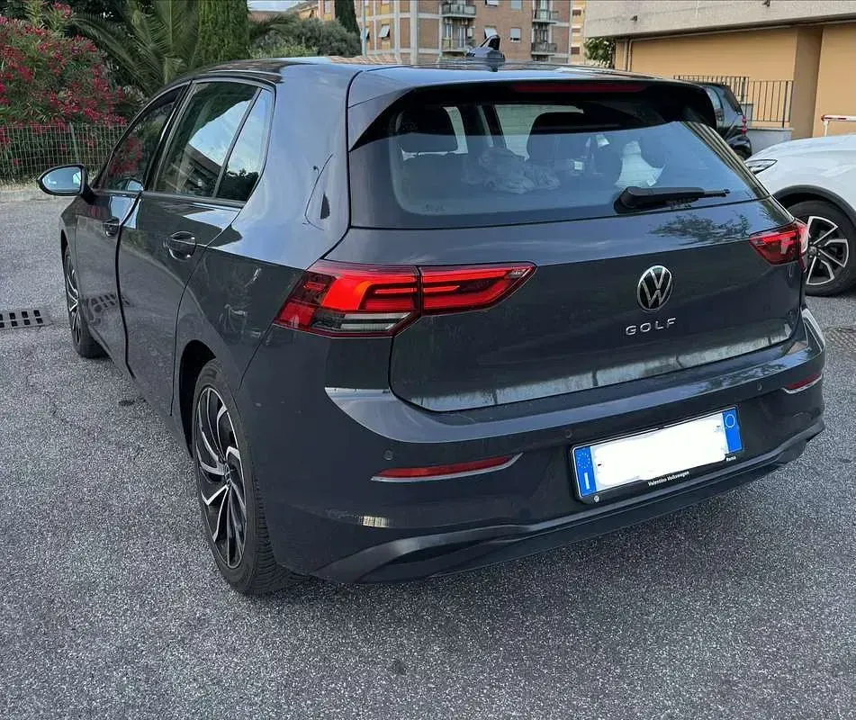 Usata VW Golf VIII Life 131 CV (96 kW) 2020 Berlina