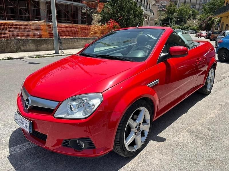 Usata Opel Tigra Sport 90 CV (66 kW) 2006 Rosso Cabrio