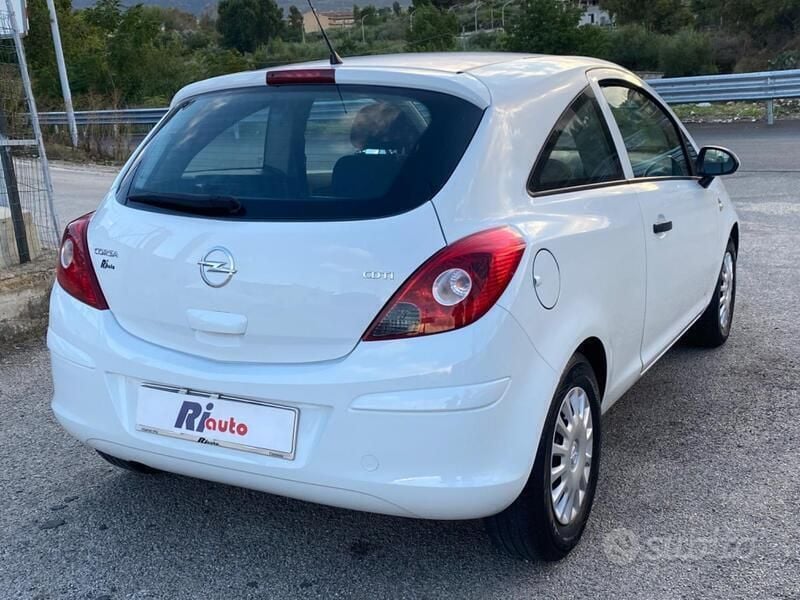 Usata Opel Corsa 75 CV (55 kW) 2011 Bianco Berlina