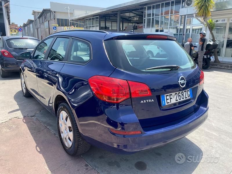 Usata Opel Astra 110 CV (80 kW) 2012 Blu Station wagon