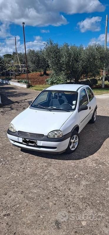 Bianco Usata 1998 Opel Corsa Tre volumi | 650 € (Buon prezzo) - Immagine 1/4