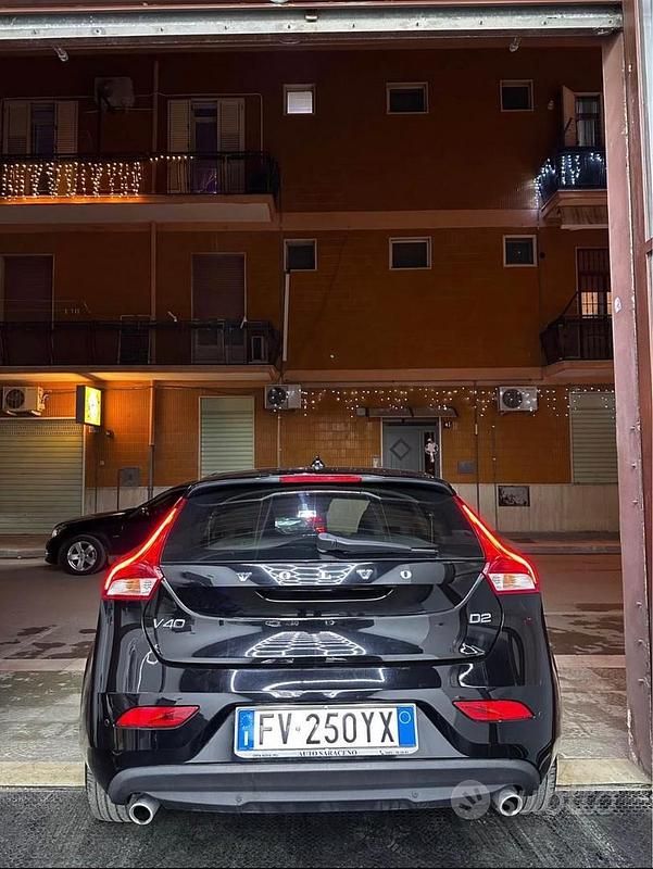 Usata Volvo V40 120 CV (88 kW) 2019 Nero Berlina