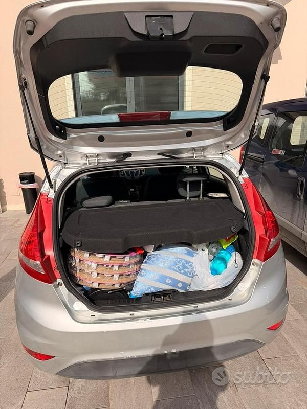 Usata Ford Fiesta 82 CV (60 kW) 2010 Grigio Utilitaria