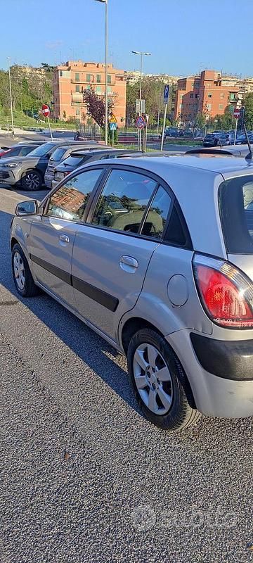 Usata Kia Rio 109 CV (80 kW) 2006 Grigio Berlina