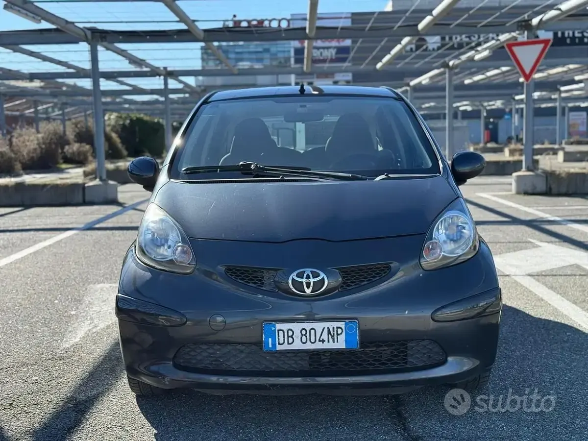 Usata Toyota Aygo 68 CV (50 kW) 2006 Nero Utilitaria