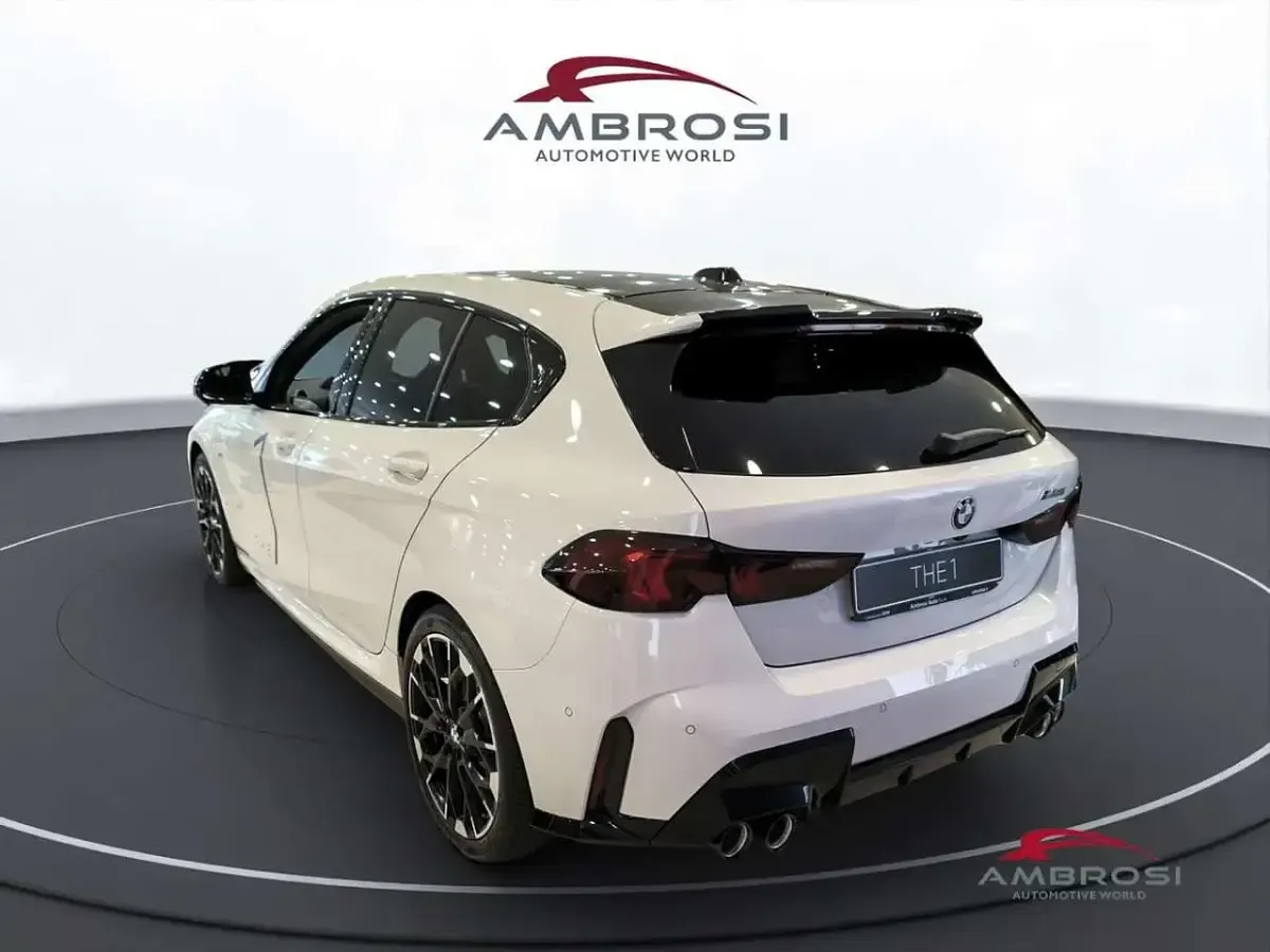 Nuova BMW M135 M Sport 300 CV (220 kW) 2025 Alpin white patello Utilitaria