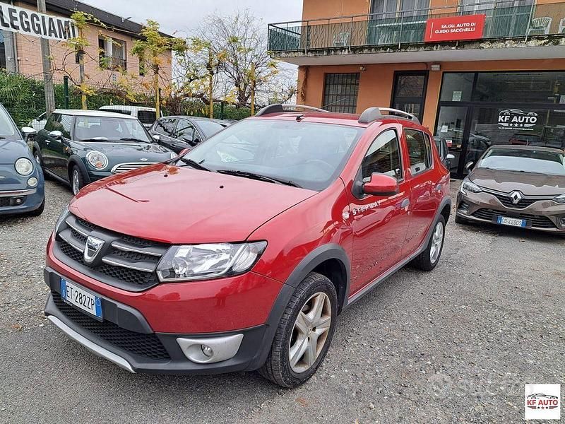 Rosso Usata 2014 Dacia Sandero Prestige Due volumi | 6500 € (Buon prezzo) - Immagine 1/4