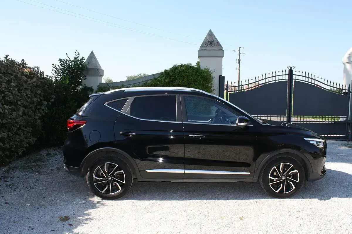 Usata MG ZS Luxury 111 CV (81 kW) 2023 Nero SUV