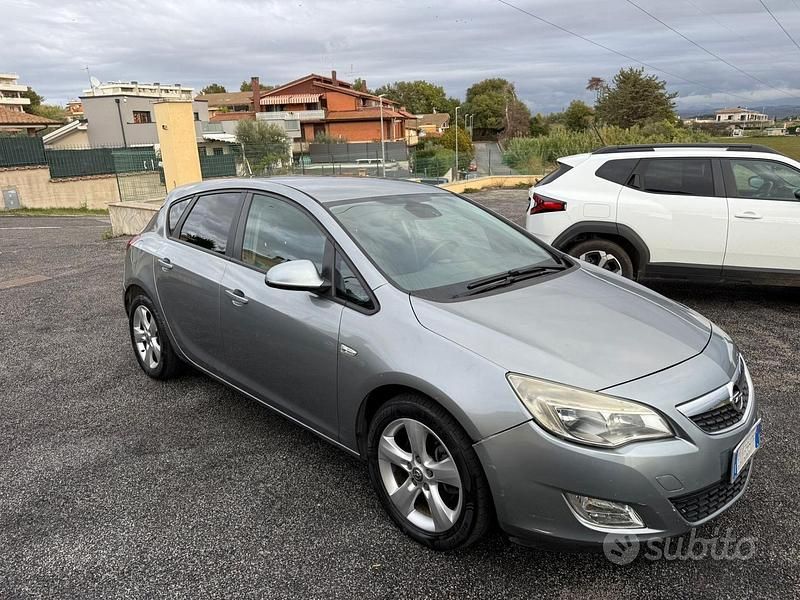 Usata Opel Astra Cosmo 110 CV (80 kW) 2012 Marrone Berlina