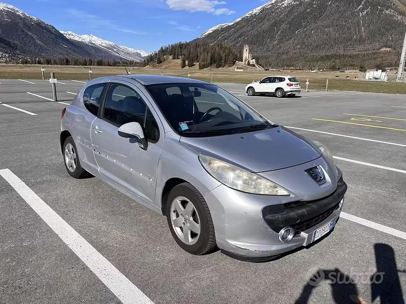 Usado Peugeot 207 88 CV (64 kW) 2006 Gris Berlina