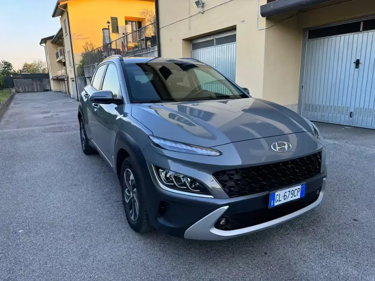 Käytetty Hyundai Kona 104 HP (76 kW) 2022 Harmaa Katumaasturi