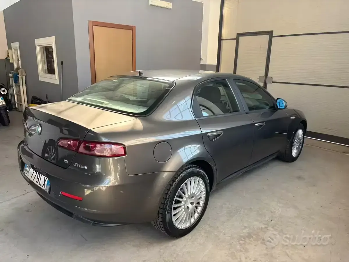 Usata Alfa Romeo 159 Distinctive 120 CV (88 kW) 2007 Grigio Berlina
