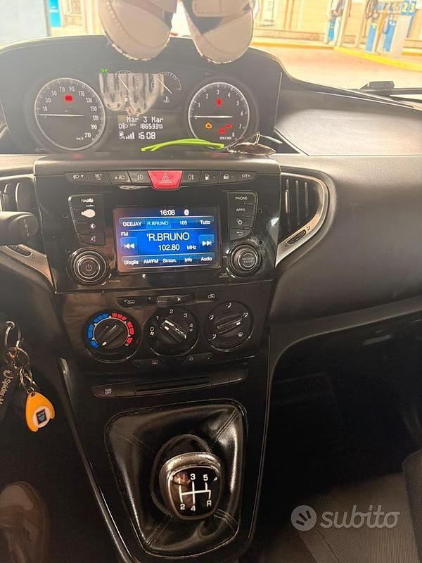 Usata Lancia Ypsilon 69 CV (50 kW) 2018 Nero Utilitaria