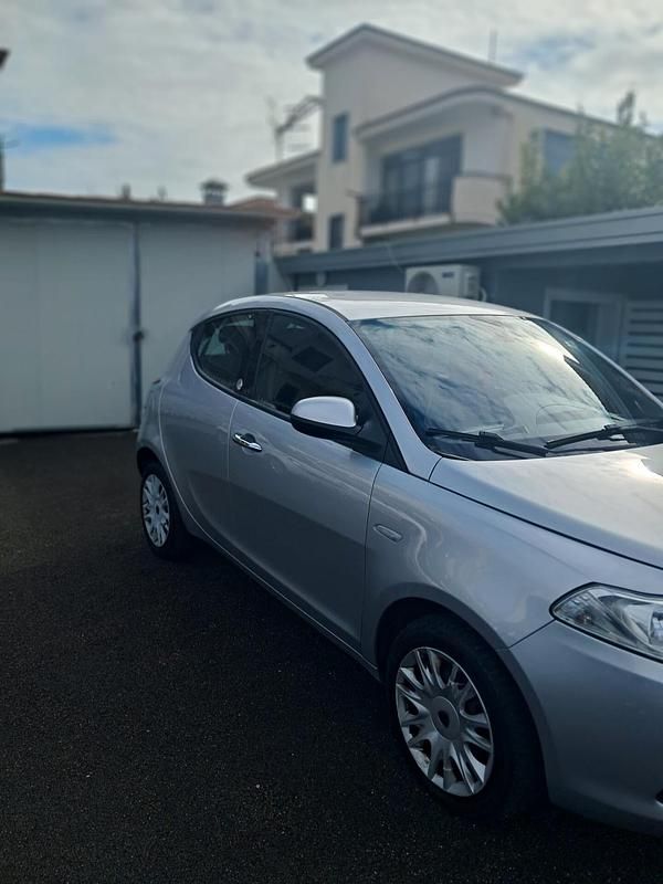 Usata Lancia Ypsilon Silver 69 CV (50 kW) 2013 Argento Utilitaria