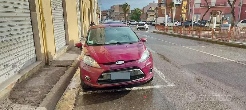 Begagnad Ford Fiesta 97 HK (71 kW) 2009 Röd Sedan