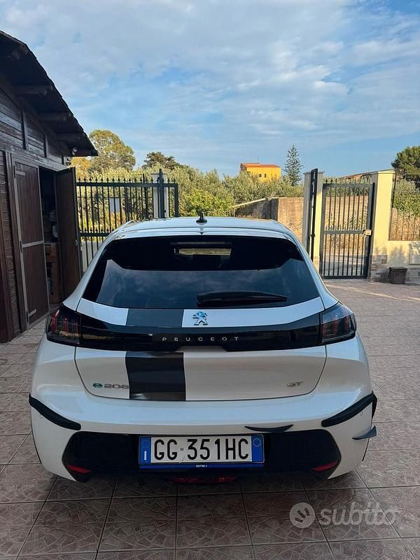 Usata Peugeot e-208 GT 100 kW (136 CV) 2021 Bianco Utilitaria