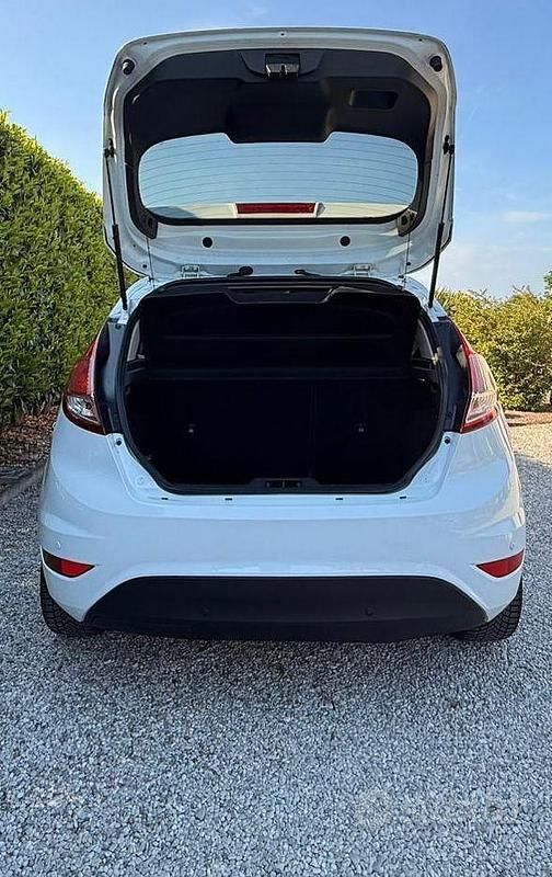 Usata Ford Fiesta 75 CV (55 kW) 2015 Bianco Utilitaria