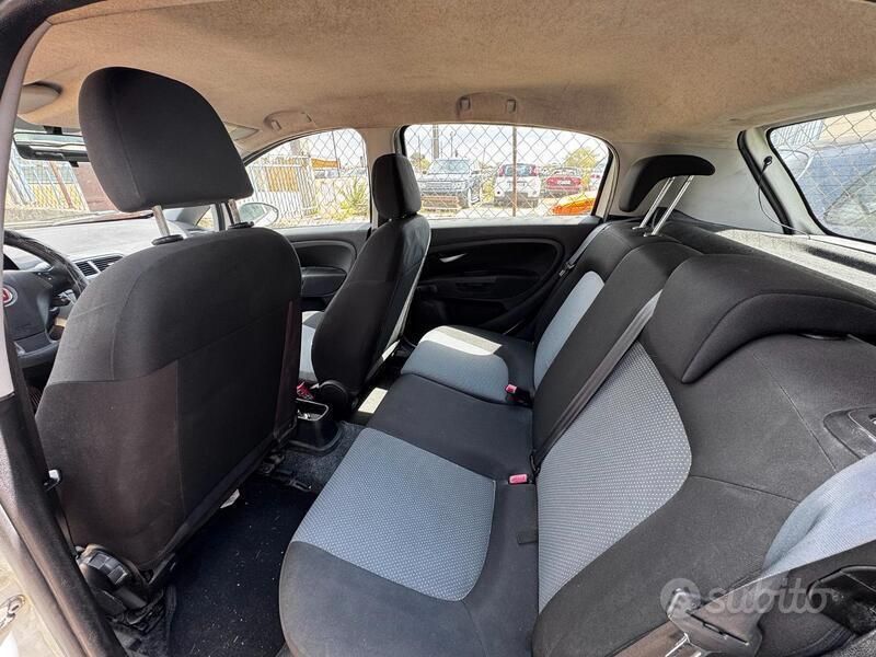 Usata Fiat Grande Punto 69 CV (50 kW) 2011 Bianco Utilitaria