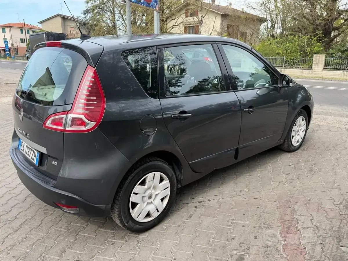 Käytetty Renault Scenic E-Tech Dynamique 110 HP (80 kW) 2011 Harmaa Tila-auto