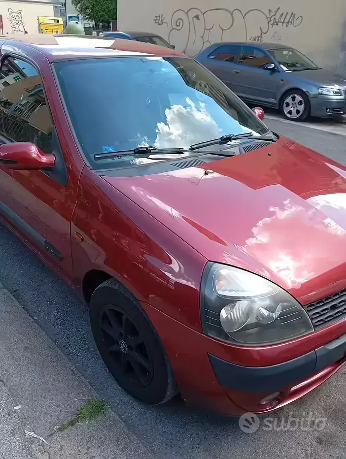 Usata Renault Clio II 75 CV (55 kW) 2001 Rosso Berlina