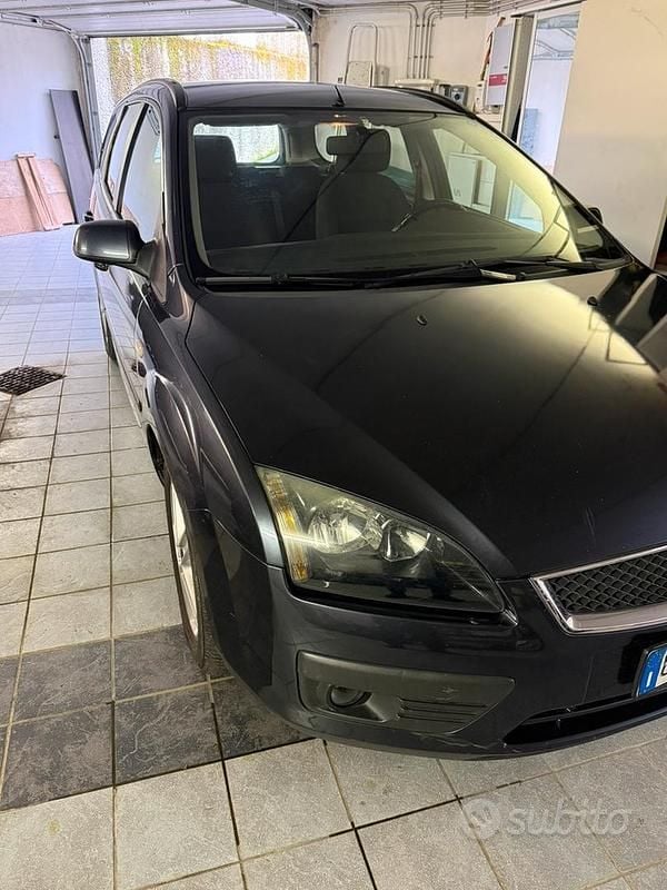 Usata Ford Focus Style 90 CV (66 kW) 2006 Grigio Station wagon