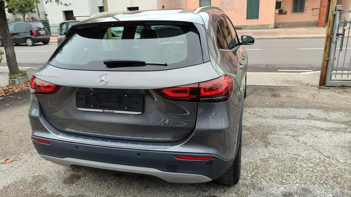 Begagnad Mercedes GLA180 Style 116 HK (85 kW) 2022 Grå SUV