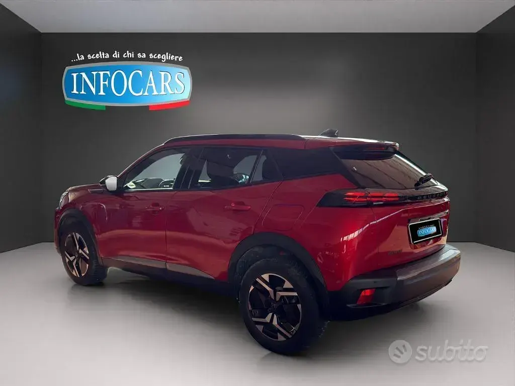 Usata Peugeot 2008 Allure 101 CV (74 kW) 2023 Rosso metallizzato SUV