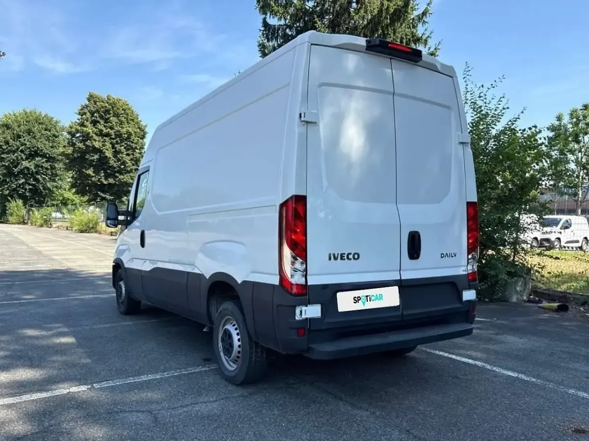 Usata Iveco Daily 116 CV (85 kW) 2020 Bianco Monovolume
