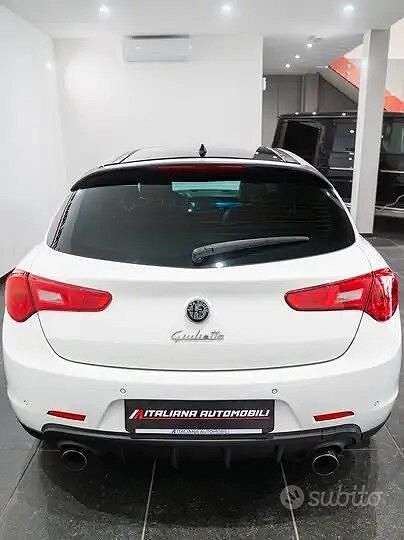 Bianco Usata 2010 Alfa Romeo Giulietta Quadrifoglio Verde Tre volumi | 6000 € (Ottimo prezzo) - Immagine 1/3