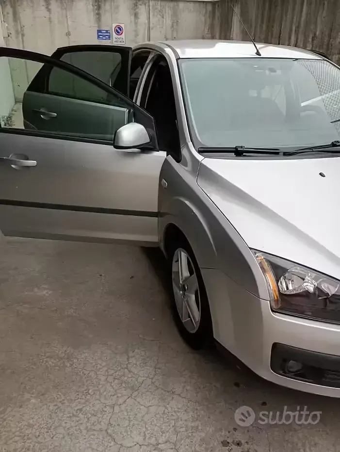 Usata Ford Focus 90 CV (66 kW) 2005 Grigio Berlina