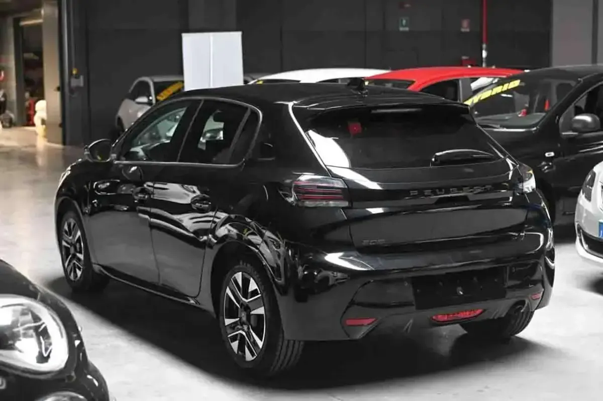 Usata Peugeot 208 Allure 101 CV (74 kW) 2025 Blu Utilitaria