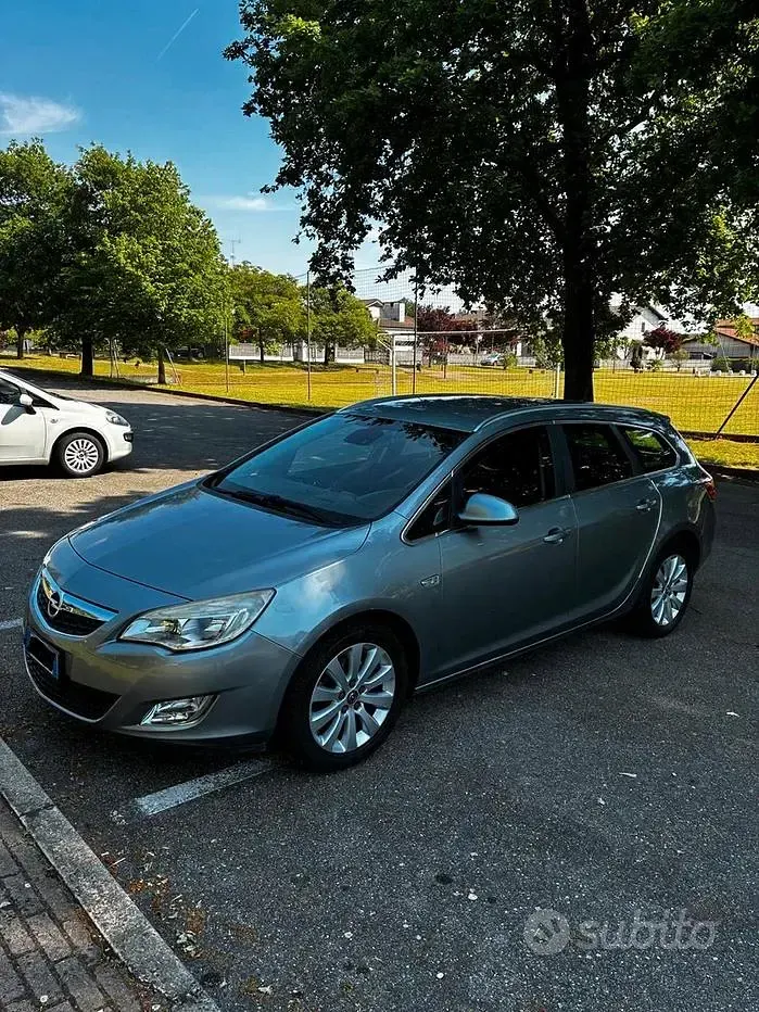 Usata Opel Astra 82 CV (60 kW) 2011 Grigio Station wagon