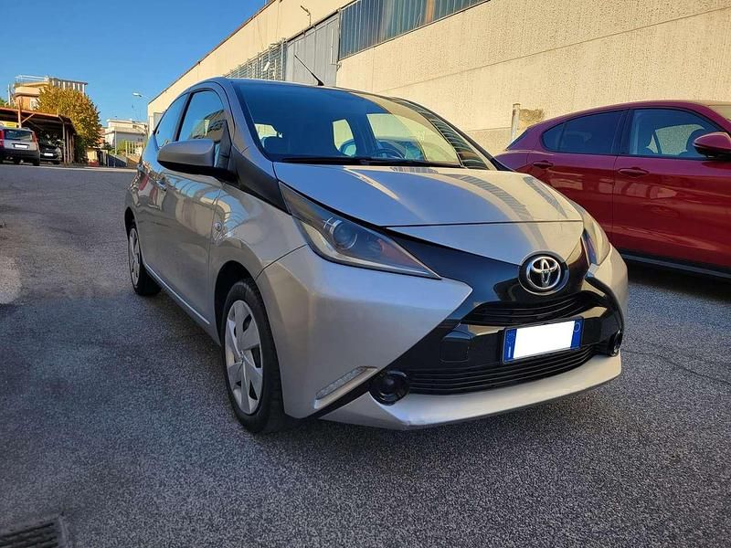 Argento Usata 2017 Toyota Aygo X-play Due volumi | 7900 € (Ottimo prezzo) - Immagine 1/4