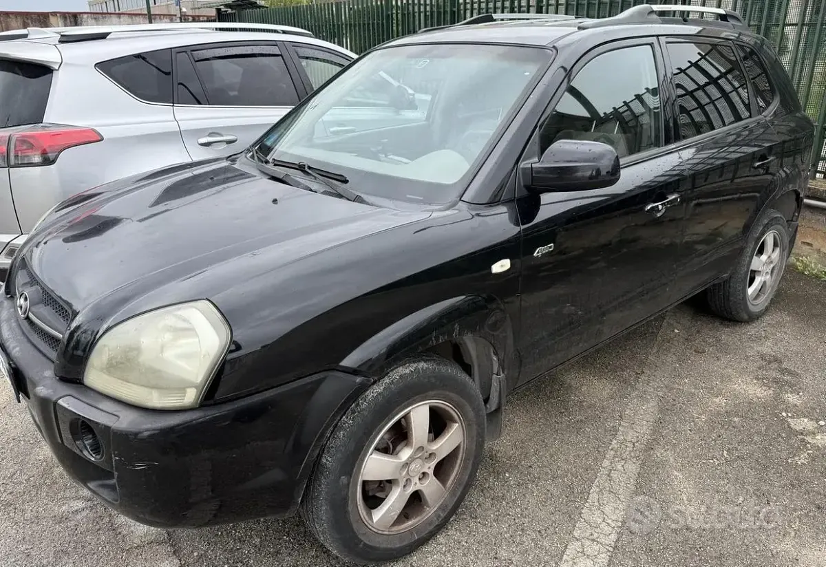 Second-hand Hyundai Tucson 112 CP (82 kW) 2004 Negru SUV